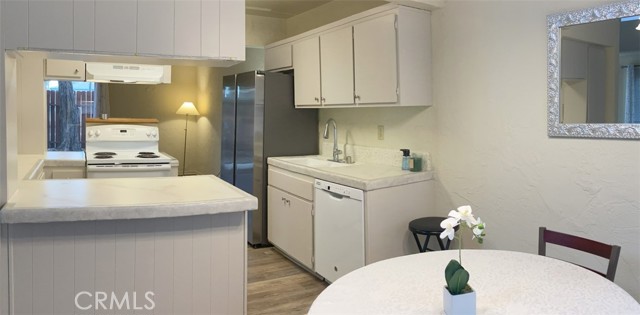 Detail Gallery Image 3 of 15 For 2706 Voorhees Ave #1,  Redondo Beach,  CA 90278 - 3 Beds | 2/1 Baths