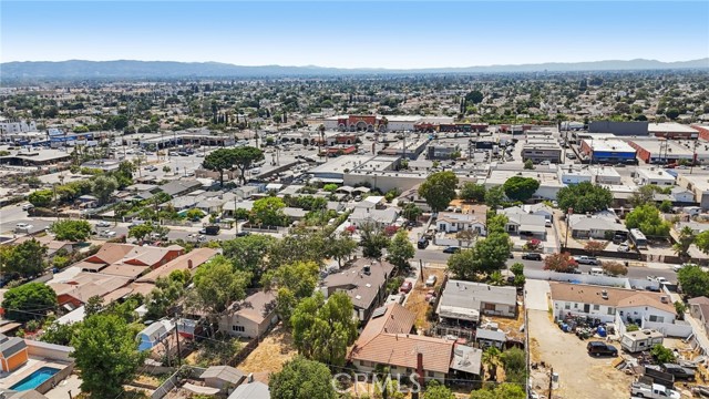 8040 Troost Avenue, North Hollywood CA: https://media.crmls.org/medias/d1082211-2dc0-4f34-bf09-7c18812088d6.jpg