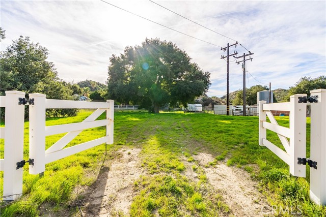 28132 Oak Spring Canyon, Canyon Country CA: https://media.crmls.org/medias/d10927db-77ef-4591-9a72-afdd211ae715.jpg