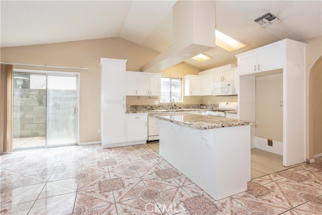 Detail Gallery Image 9 of 33 For 5905 Stone Bridge Ln, Bakersfield,  CA 93313 - 4 Beds | 2 Baths