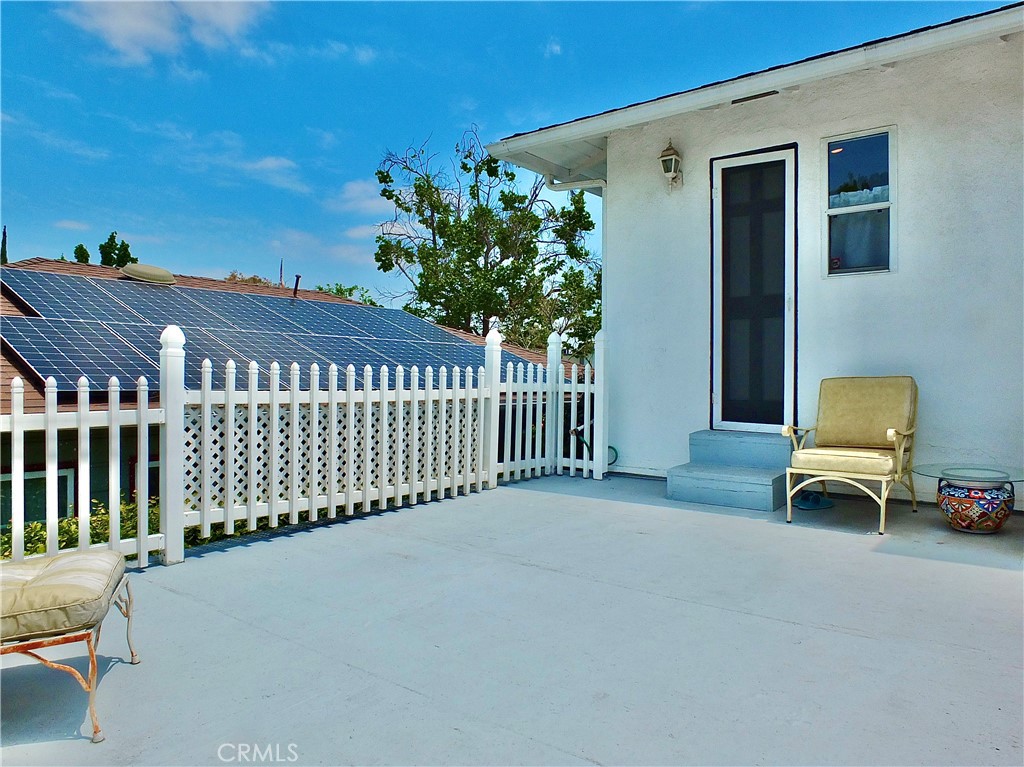 https://media.crmls.org/medias/d10ca26e-07f0-4ebc-b2ca-e97889903ba6.jpg?preset=X-Large