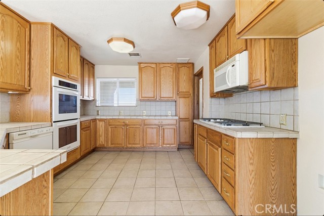 6895 Coyote Rd, Phelan CA: https://media.crmls.org/medias/d10d213b-c5ab-42a2-bd95-ca8c4825bb57.jpg