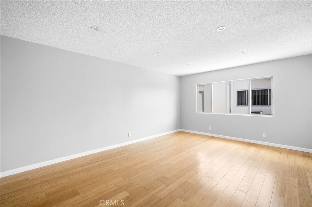https://media.crmls.org/medias/d10da488-16f8-4d75-8dc3-333432dfa875.jpg?preset=X-Large
