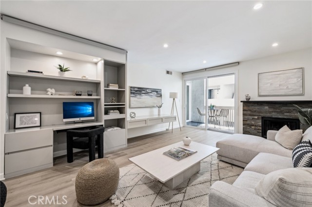 Detail Gallery Image 2 of 36 For 450 San Vicente Bld #203,  Santa Monica,  CA 90402 - 2 Beds | 2 Baths