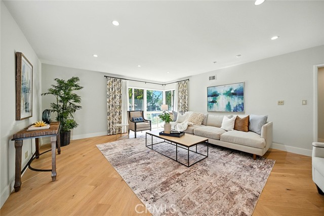 1210 Los Altos Avenue, Long Beach CA: https://media.crmls.org/medias/d1152ae7-6c0a-4ae4-ab45-448fd6496c6b.jpg