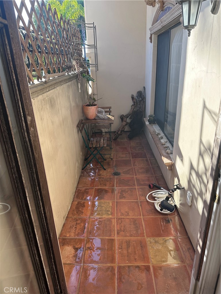 https://media.crmls.org/medias/d116b9a5-0eaa-457d-8b89-c9b345c45978.jpg?preset=X-Large