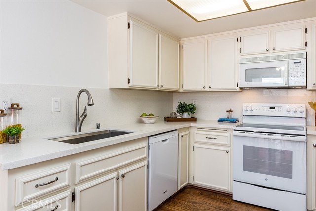 1626 S Mayflower Avenue, Monrovia CA: https://media.crmls.org/medias/d11a886e-40be-47ff-83b5-79c316e9d49d.jpg