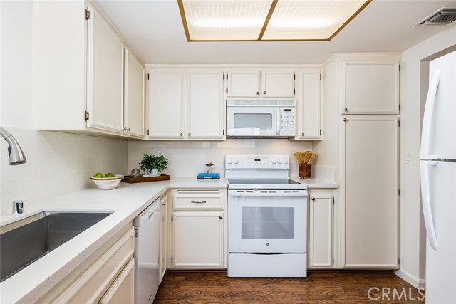 1626 S Mayflower Avenue, Monrovia CA: https://media.crmls.org/medias/d121eda1-bc64-4d1a-8553-966114c1e857.jpg