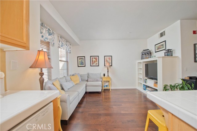 Detail Gallery Image 10 of 33 For 28254 Canterbury Ct, Valencia,  CA 91354 - 2 Beds | 2/1 Baths