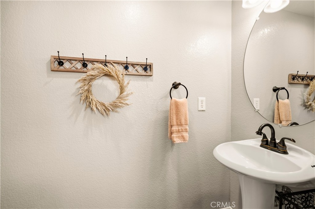 https://media.crmls.org/medias/d125b704-9f6e-4d76-b47a-5dda0d65a253.jpg?preset=X-Large