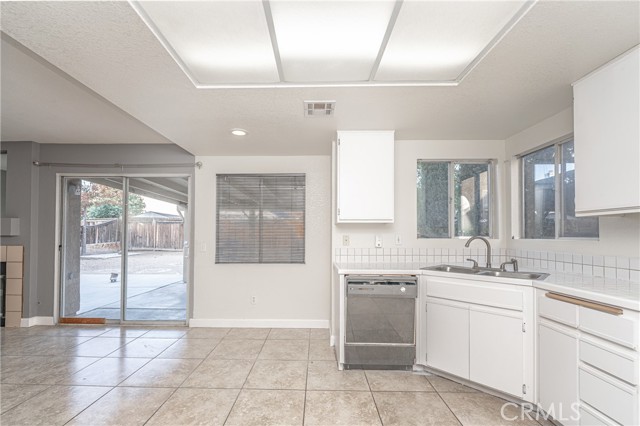 Detail Gallery Image 13 of 34 For 12194 Stonegate Dr, Victorville,  CA 92392 - 3 Beds | 2/1 Baths