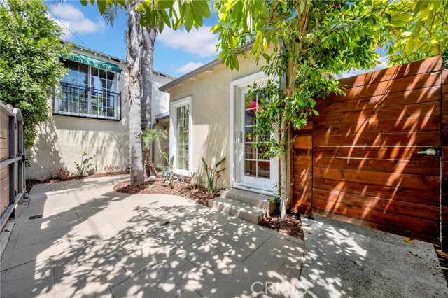 Detail Gallery Image 10 of 43 For 3374 Floyd, Los Angeles,  CA 90068 - 3 Beds | 2 Baths