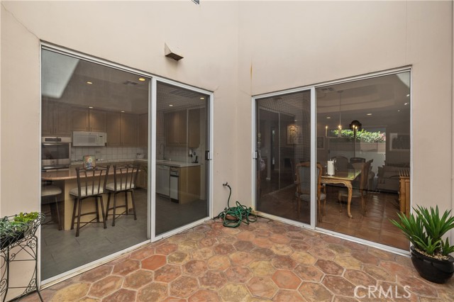 Detail Gallery Image 11 of 25 For 5715 Etiwanda Ave #4,  Tarzana,  CA 91356 - 3 Beds | 3 Baths
