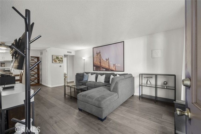 Detail Gallery Image 2 of 41 For 18555 Collins St #C18,  Tarzana,  CA 91356 - 2 Beds | 2 Baths