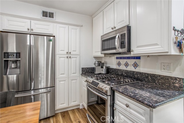Detail Gallery Image 7 of 22 For 13667 Crawford Ct, Fontana,  CA 92336 - 4 Beds | 2/1 Baths