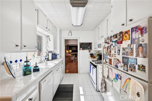 Detail Gallery Image 15 of 35 For 40 La Verne Ave, Long Beach,  CA 90803 - 4 Beds | 3 Baths