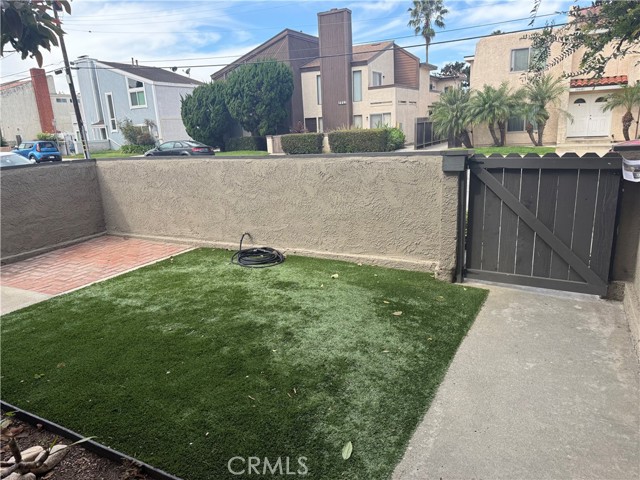 Detail Gallery Image 4 of 19 For 16682 Dolores Ln, Huntington Beach,  CA 92649 - 2 Beds | 2/1 Baths