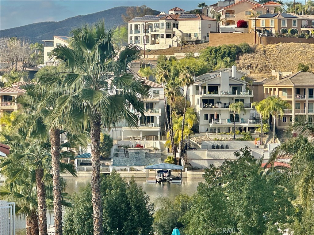 https://media.crmls.org/medias/d130c284-fdbe-4e0d-bb58-d1d296d25bc8.jpg?preset=X-Large