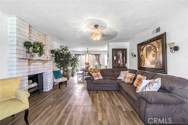 Detail Gallery Image 5 of 25 For 1751 W Santa Ana, Fresno,  CA 93705 - 2 Beds | 2/1 Baths