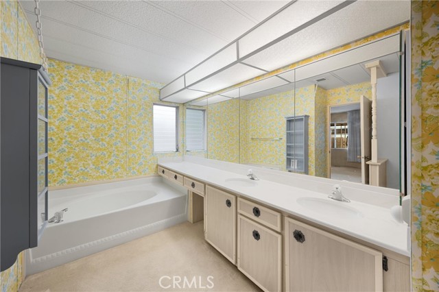 2240 Lake Glen Dr, La Habra CA: https://media.crmls.org/medias/d1357c8a-01b6-4dc5-836f-758d5bddb709.jpg