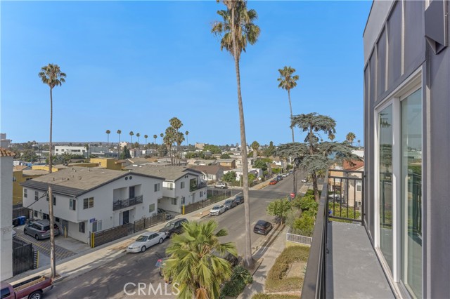 4511 Rosewood Avenue, Los Angeles CA: https://media.crmls.org/medias/d13ab3cd-d563-4b53-a416-34bad9752e63.jpg
