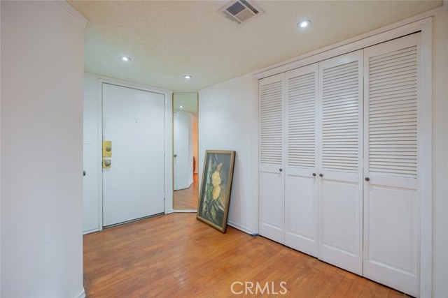 Detail Gallery Image 8 of 28 For 1745 Holly Dr #201,  Glendale,  CA 91206 - 3 Beds | 2 Baths