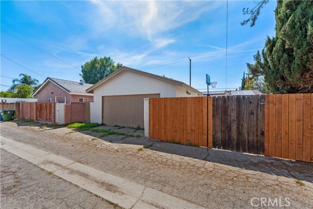 7948 Fallbrook Ave, West Hills CA: https://media.crmls.org/medias/d13e1398-99cb-415f-9201-5a7e8cc47c8e.jpg