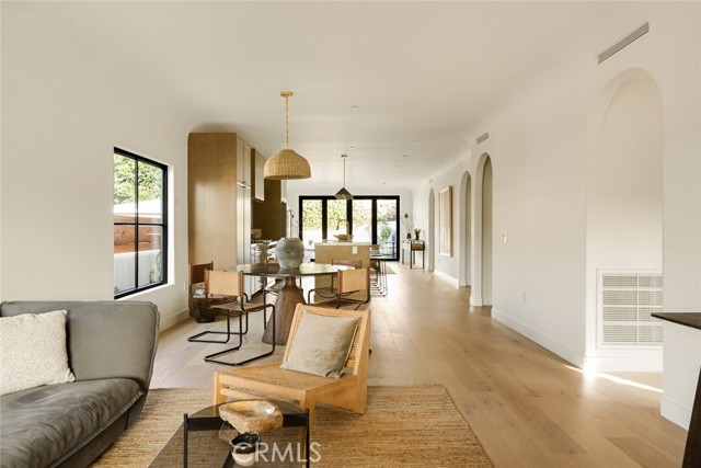 2334 Glover Place, Los Angeles CA: https://media.crmls.org/medias/d13f3b09-dcd8-420a-918e-245e290a96b3.jpg