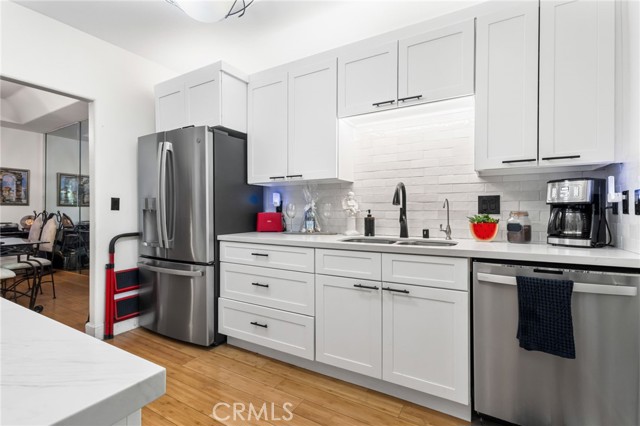 Detail Gallery Image 10 of 66 For 10626 Valley Spring #103,  Toluca Lake,  CA 91602 - 2 Beds | 2 Baths