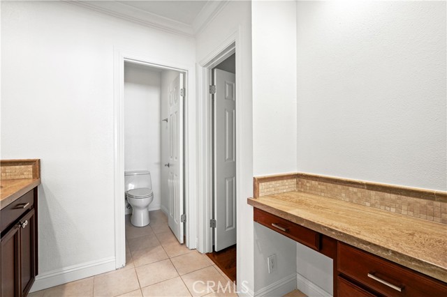 Detail Gallery Image 21 of 28 For 18409 Collins Street #D,  Tarzana,  CA 91356 - 2 Beds | 2/1 Baths