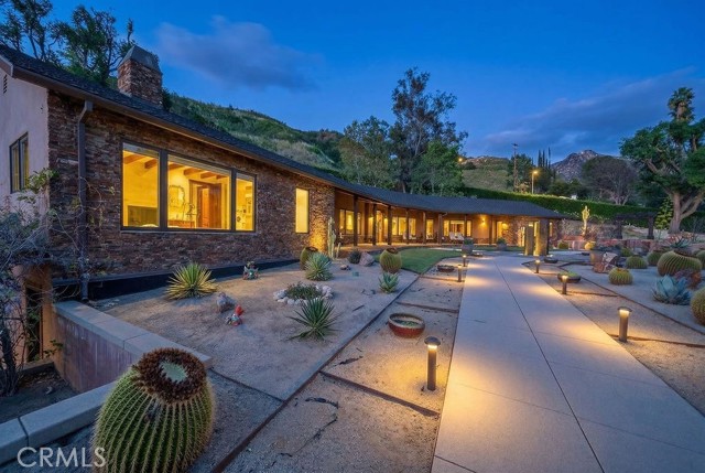 Detail Gallery Image 2 of 64 For 11159 Mcvine, Sunland,  CA 91040 - 4 Beds | 4 Baths