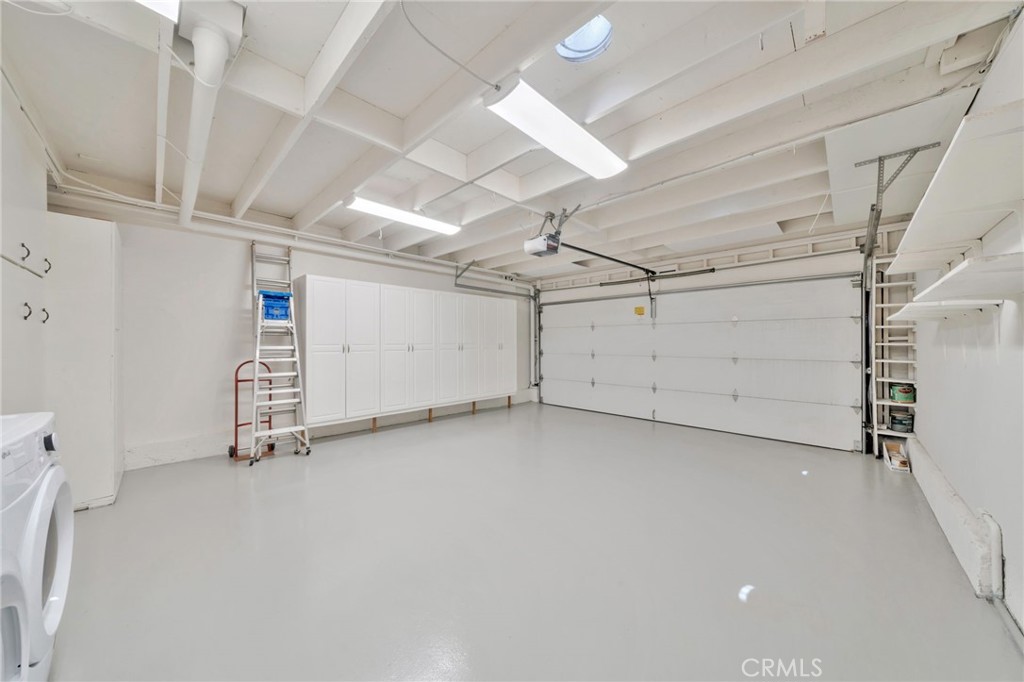 https://media.crmls.org/medias/d140cea1-2b33-452a-aa2a-b92035485d0b.jpg?preset=X-Large