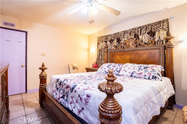 6402 Graves Avenue, Van Nuys CA: https://media.crmls.org/medias/d14b879c-d523-4e7e-883a-b238026eec0c.jpg