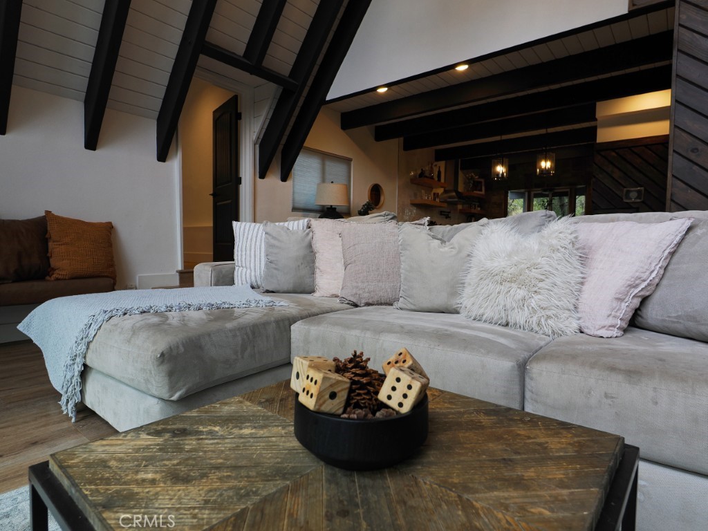 https://media.crmls.org/medias/d14be655-7fcb-421d-87bd-1f8f29d70950.jpg?preset=X-Large