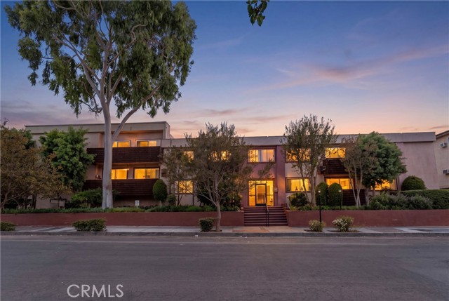 5403 Newcastle Avenue photo 3