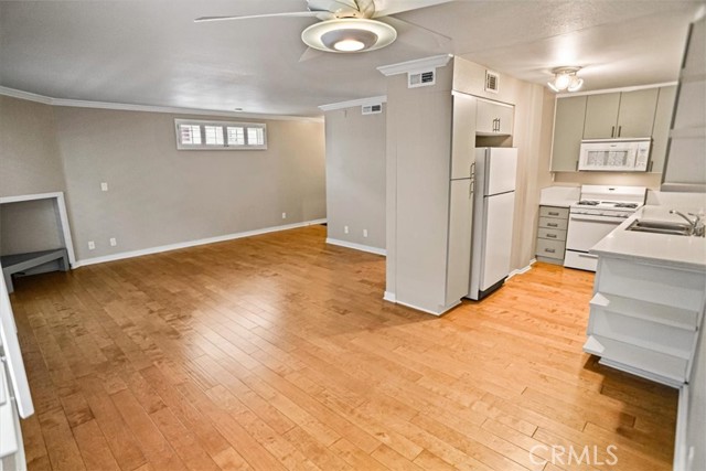 Detail Gallery Image 8 of 19 For 4744 Ben Ave #11,  Valley Village,  CA 91607 - 2 Beds | 2/1 Baths