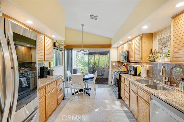 Detail Gallery Image 10 of 28 For 11326 Old Ranch Cir, Chatsworth,  CA 91311 - 3 Beds | 2/1 Baths