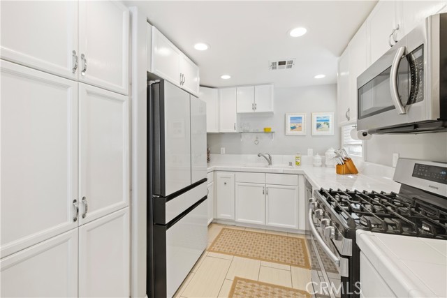 Detail Gallery Image 10 of 32 For 608 Poinsettia Ave #B,  Corona Del Mar,  CA 92625 - 2 Beds | 2/1 Baths