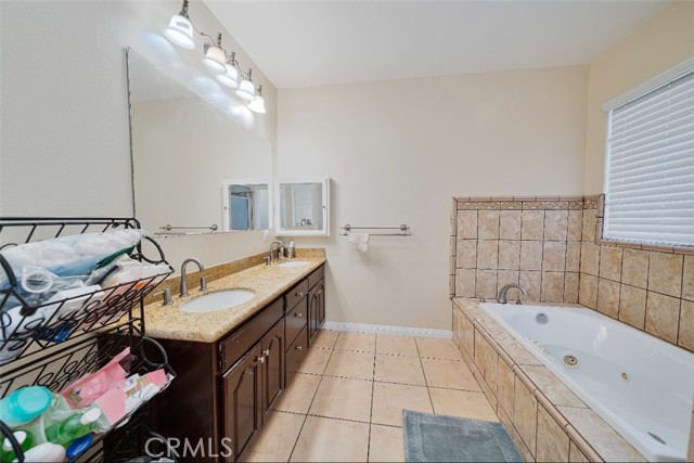 Detail Gallery Image 12 of 27 For 39600 Calle Gayube, Hemet,  CA 92544 - 5 Beds | 4/1 Baths