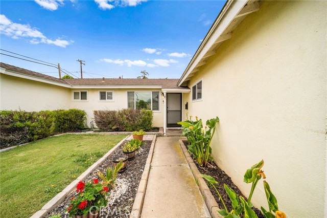 11692 Poes Street, Anaheim CA: https://media.crmls.org/medias/d15622ed-df68-4c40-8fb2-40c1a3efcf44.jpg