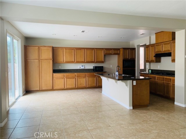 13759 Coldwater Court, Eastvale CA: https://media.crmls.org/medias/d1583490-293c-4215-b6a6-983e1c335cbd.jpg