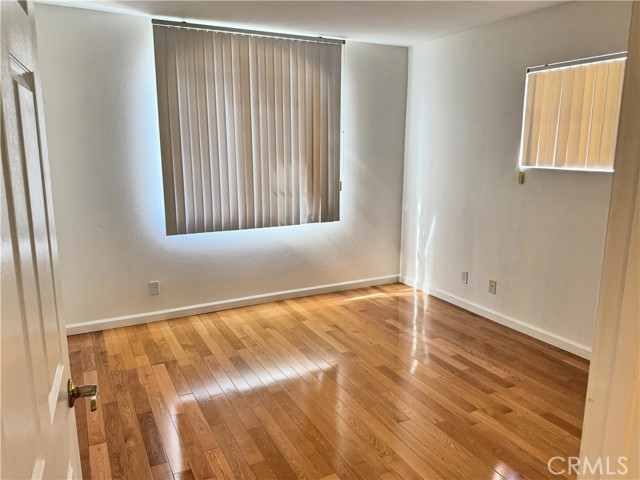Detail Gallery Image 12 of 18 For 18319 Hart St #3,  Reseda,  CA 91335 - 4 Beds | 4 Baths