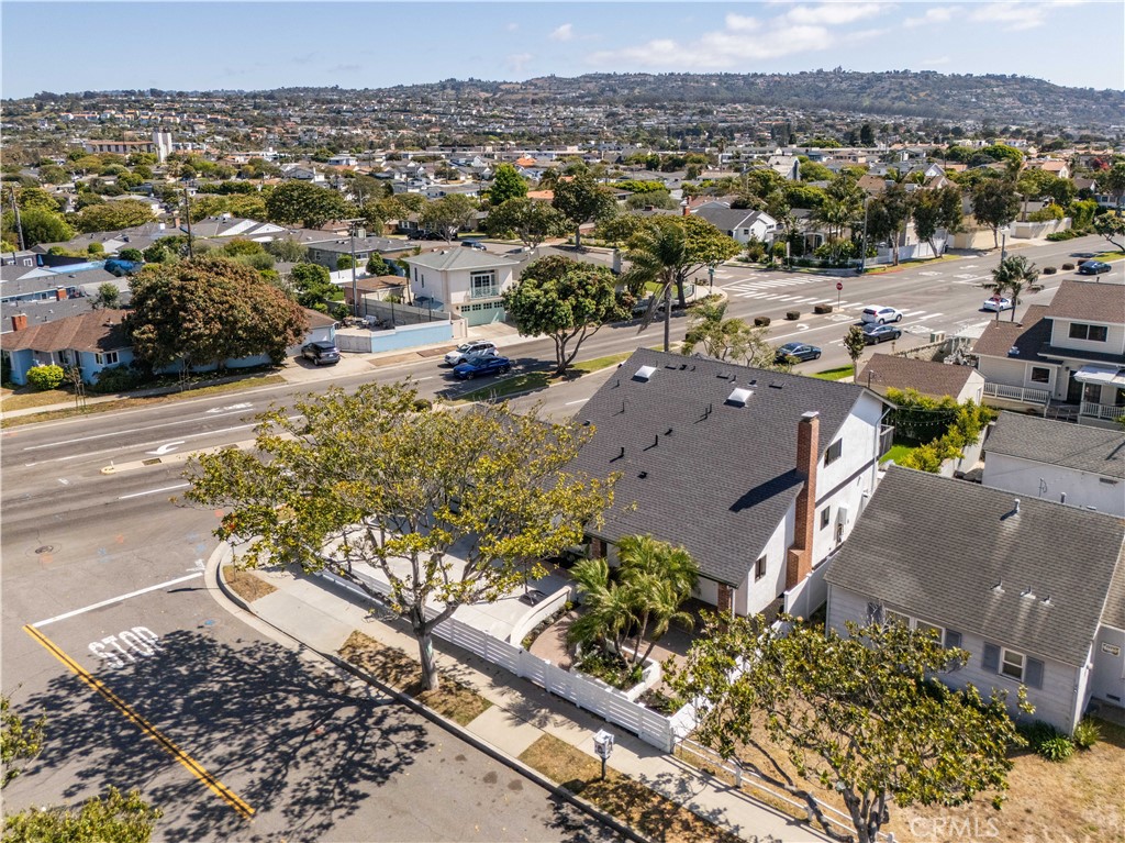 https://media.crmls.org/medias/d1586eb9-e6db-43fc-8051-6438ec64fb96.jpg?preset=X-Large