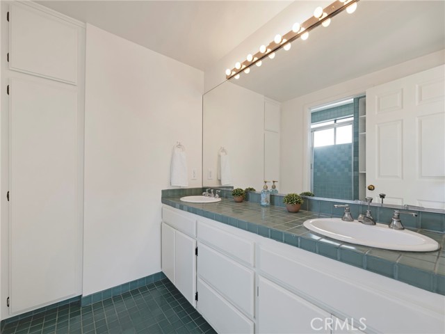 Detail Gallery Image 35 of 55 For 345 S Beachwood Dr, Burbank,  CA 91506 - 5 Beds | 3 Baths