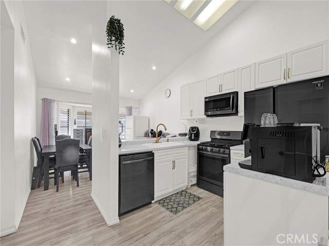 Detail Gallery Image 5 of 19 For 11350 Foothill Bld #15,  Sylmar,  CA 91342 - 2 Beds | 2 Baths