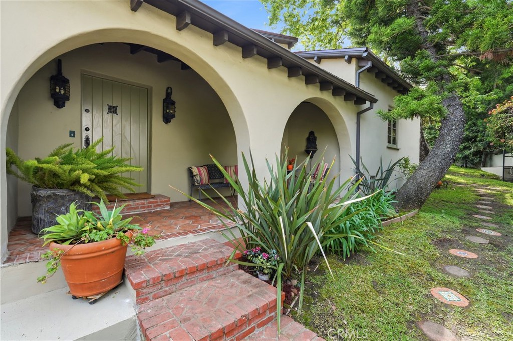 https://media.crmls.org/medias/d1597bfc-cac4-4cf7-a29f-2e45dc152c91.jpg?preset=X-Large