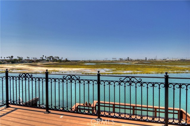 Detail Gallery Image 13 of 39 For 415 Canal St, Newport Beach,  CA 92663 - 4 Beds | 2/1 Baths