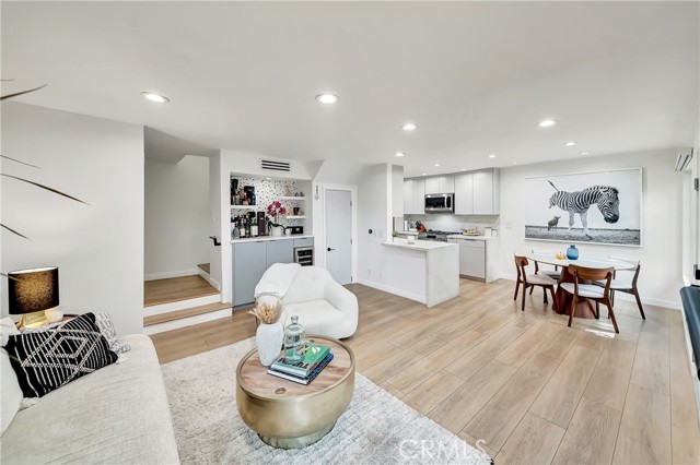 Detail Gallery Image 9 of 42 For 14727 Magnolia Bld #126,  Sherman Oaks,  CA 91403 - 2 Beds | 2/1 Baths