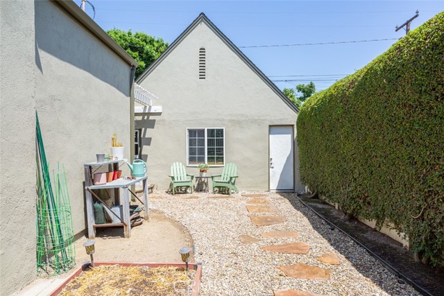 side yard, view of garage