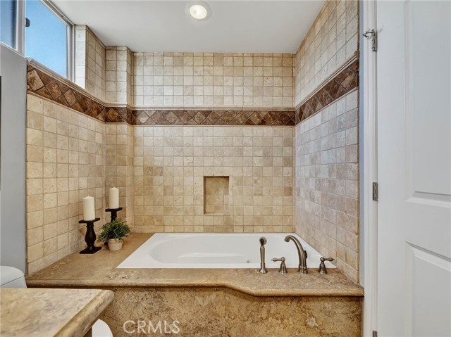 Detail Gallery Image 16 of 21 For 11280 La Maida #401,  North Hollywood,  CA 91601 - 3 Beds | 2/1 Baths